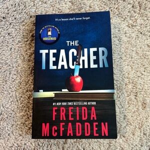 Freida McFadden 'The Teacher' 🍎